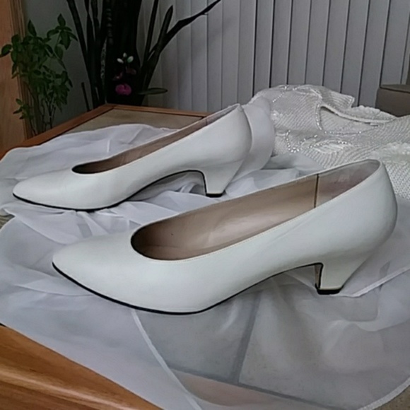 Vintage Shoes - Gorgeous! DAVID EVINS Signature Ivory Pump